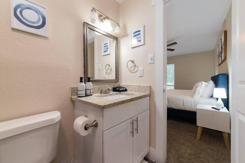 Walk To Att-free Parking-min To Attractions-modern Appartement