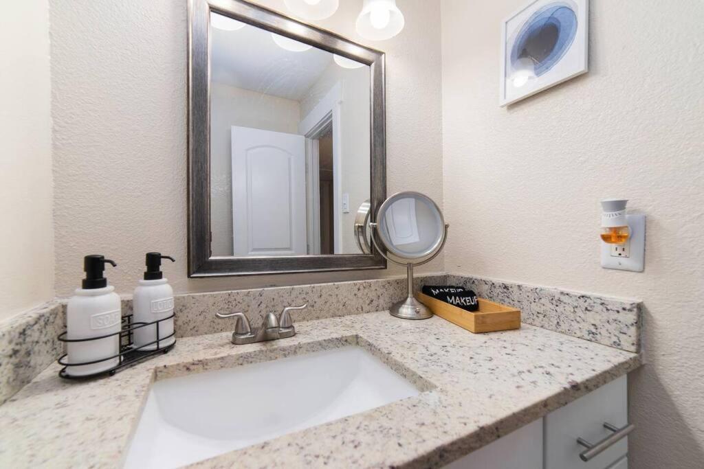 Walk To Att-free Parking-min To Attractions-modern Appartement