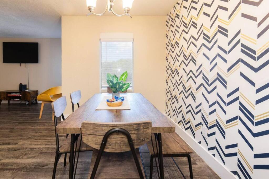 Walk To Att-free Parking-min To Attractions-modern Appartement